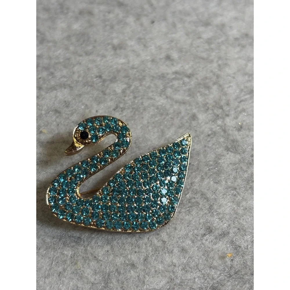 #79. Gold-tone Swan Brooch